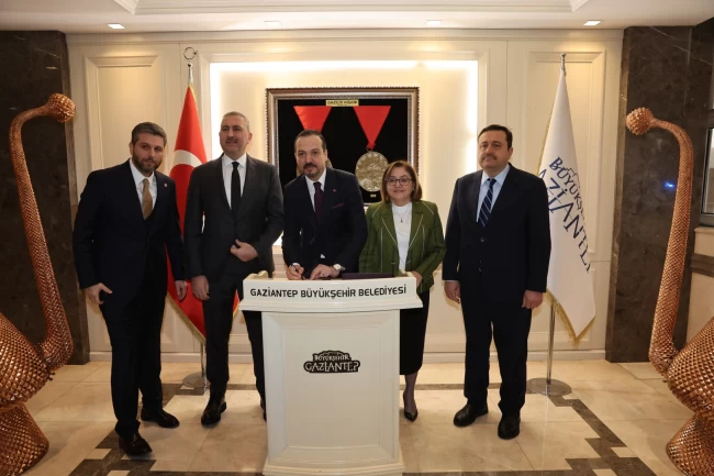 Ak Parti Genel Başkan Yardımcısı Zorlu, Başkan Şahin'i makamında ziyaret etti