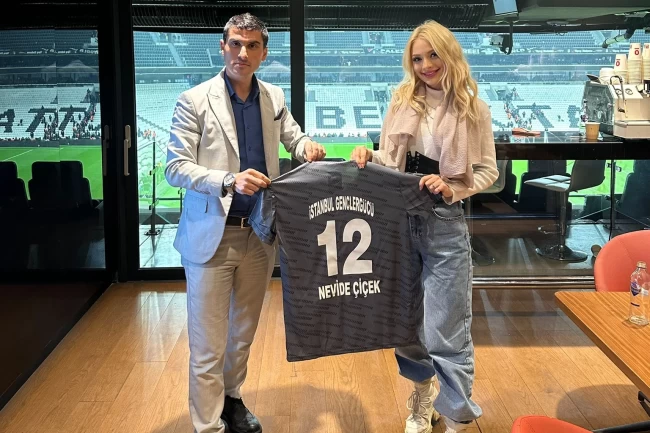 Nevide Çiçek'e Anlamlı Hediye! Özgür Subaşı'ndan İstanbul Gençlergücü forması