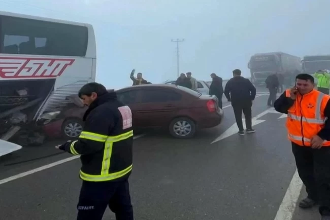 Sivas–Kayseri Karayolu'nda yoğun sis zincirleme kazaya yol açtı