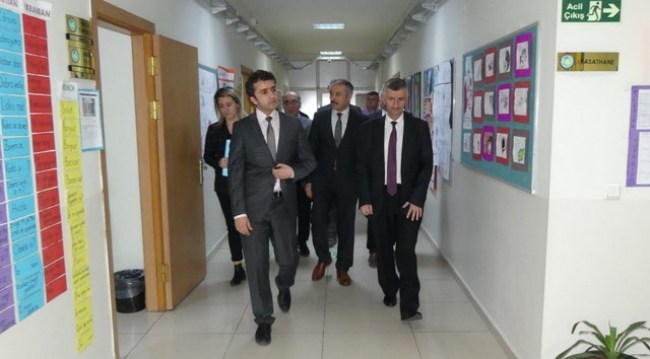 Vali Bektaş, bilim sanat merkezinde..