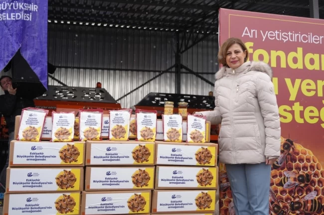 Eskişehir'de arıcılara fondan arı yemi dağıtıldı