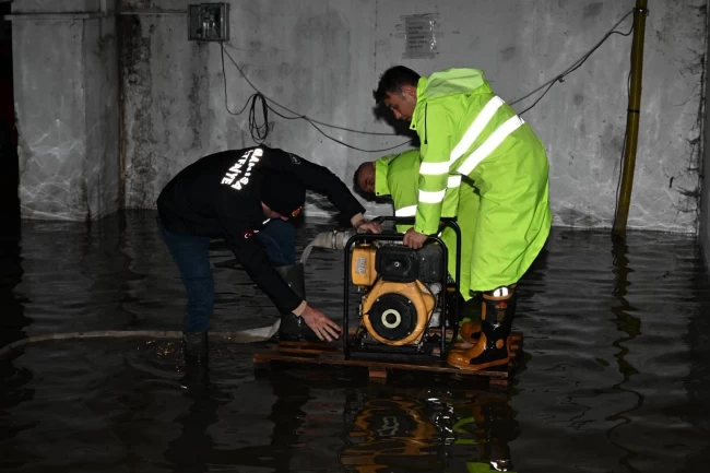 Manisa'da sağanak yağışta ekipler tüm gücüyle sahada