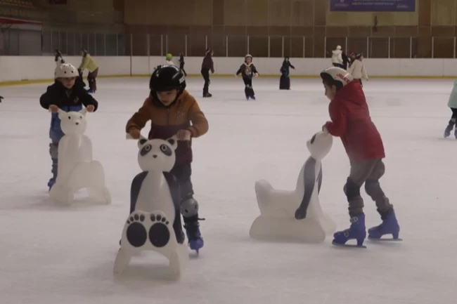 İstanbul'da Maltepeli çocuklar buz pistinde