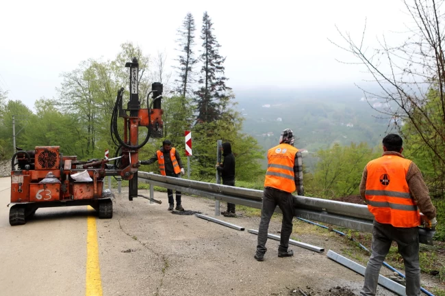 Sakarya'nın 10 mahallesine güvenli sürüş için çelik bariyer