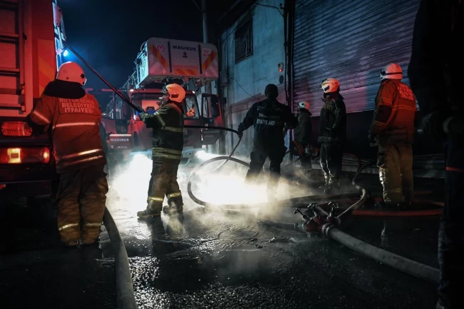 İzmir Buca'da mobilya atölyesinde yangın korkuttu