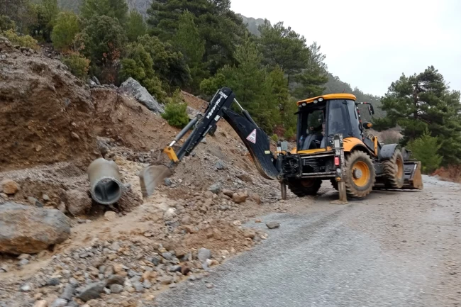 Antalya'da kış mesaisi! Alanya kırsalında yol güvenliği