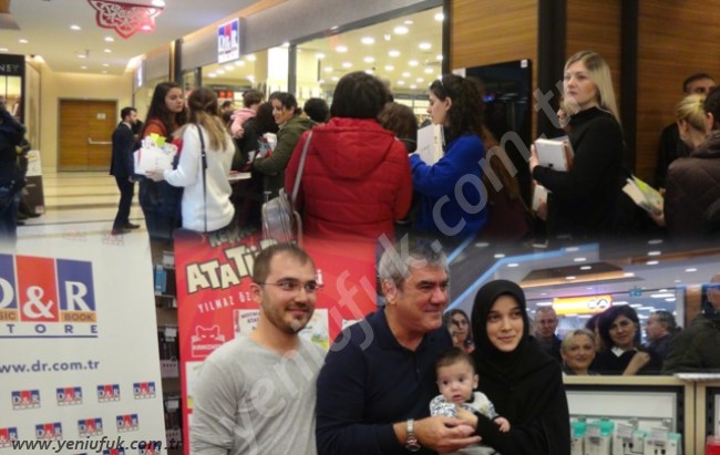 Özdil "Mustafa Kemal"isimli kitabını imzaladı