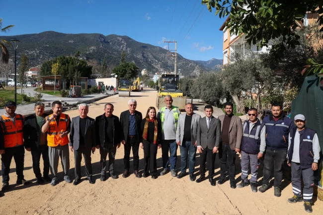 Antalya'da sıcak asfalt çalışmaları devam ediyor