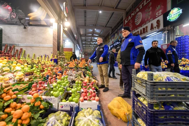 İzmir'in Hallerinde 2025 yılı rekoru: Su ürünleri ve sebze-meyve ticareti zirvede