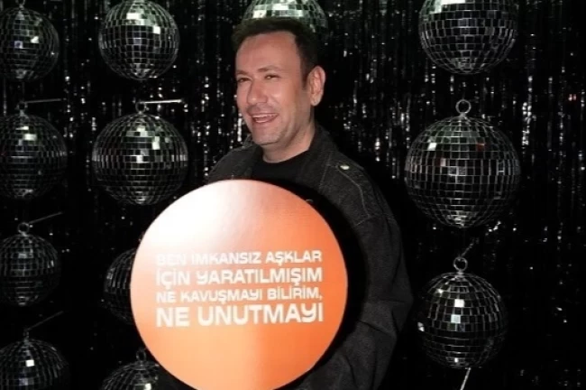 Özgür Aras yeni yaşını ünlülerle kutladı