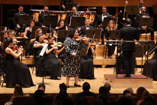 İzmir Oda Orkestrası, Küden ile aynı sahnede
