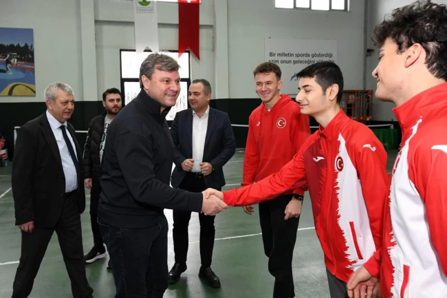 Genç sporculara moral desteği! Ertuğrul Sağlam Osmangazi'de