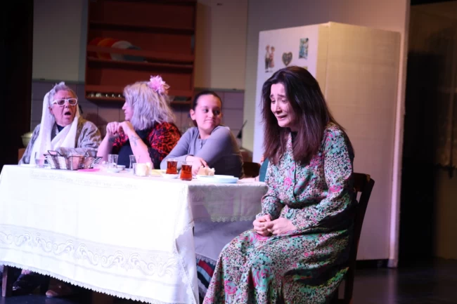 "Kadın Sığınağı" oyunu Bursa İnegöl'de sanatseverlerle buluştu