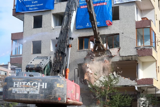 Bakırköy'de 46 yıllık riskli bina yıkıldı