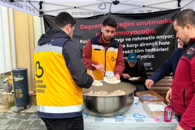 Balıkesir'de depremde hayatını kaybedenler için pilav hayrı