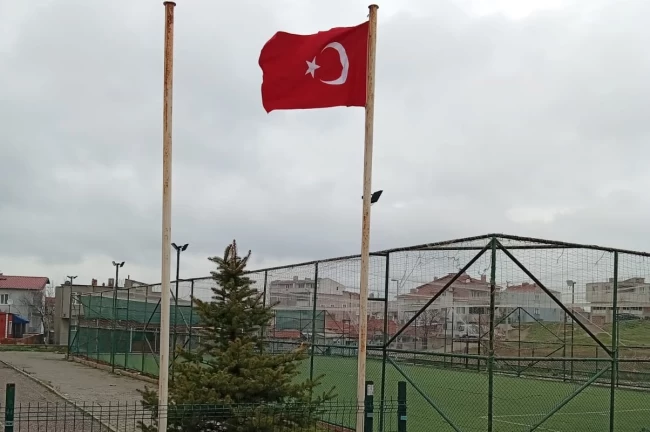 Edirne Keşan'da yıpranan bayrağı vatandaş yeniledi