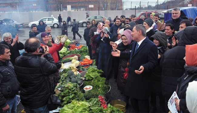 Uysal, cumartesi pazarını gezdi