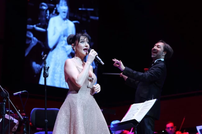 Şevval Sam İzmir'de hem söyledi, hem yönetti