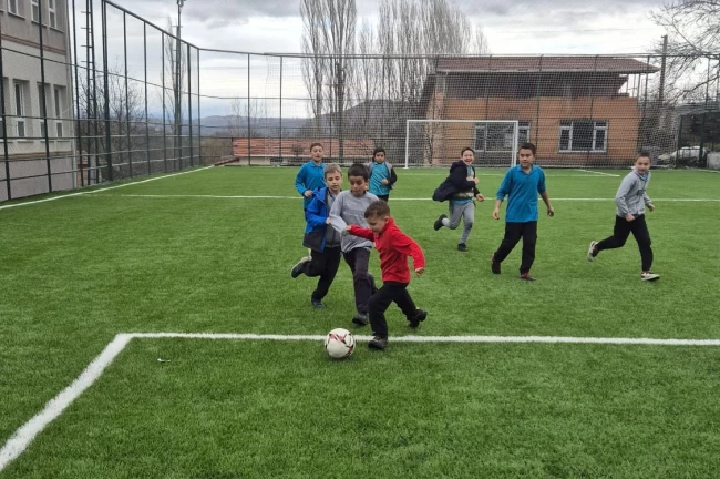 Bursa Büyükorhan'daki halı saha sil baştan yenilendi