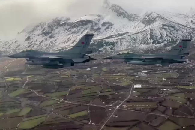 Erzincan semalarında muharip uçak geçişi