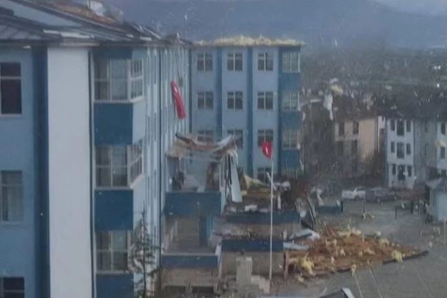 Düzce'de şiddetli rüzgârda lisenin çatısı yıkıldı