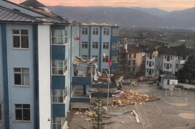 Düzce'de çatısı hasar gören okulda eğitime 1 gün ara!