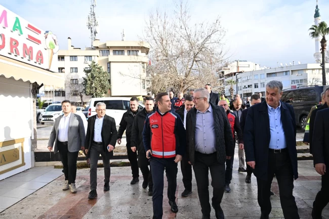 Balıkesir'de Başkan Akın lodosun vurduğu Körfez'de