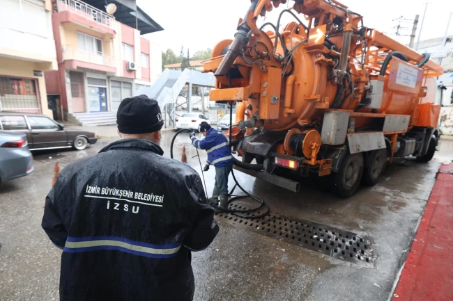 İzmir'de kuvvetli yağış ve fırtına alarmı