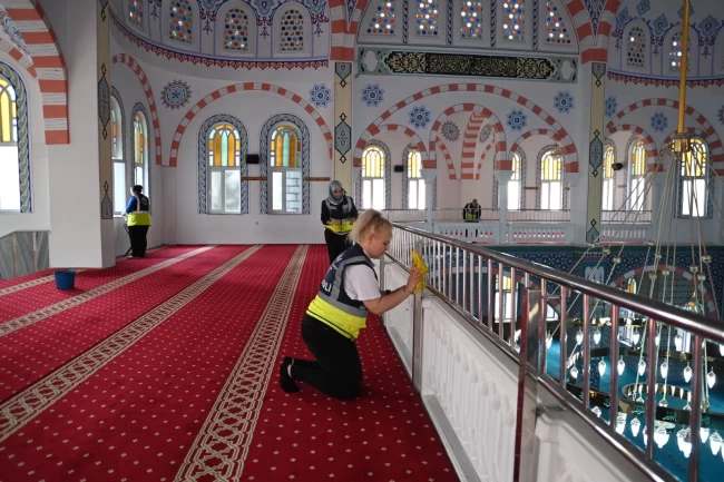 İzmir Karabağlar'da camilere ramazan temizliği