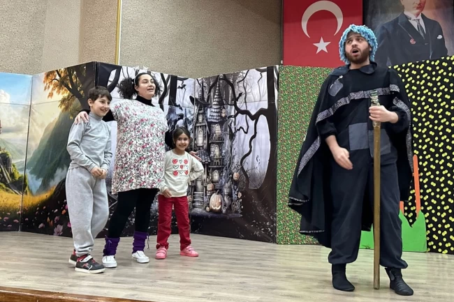 Gölcük'te çocuklara özel sahne yüzleri güldürüyor