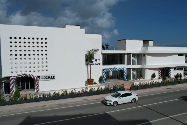 İzmir Güzelbahçe'de çifte açılış