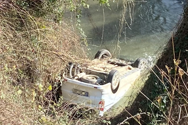 Düzce Akçakoca'da otomobil dere yatağına yuvarlandı