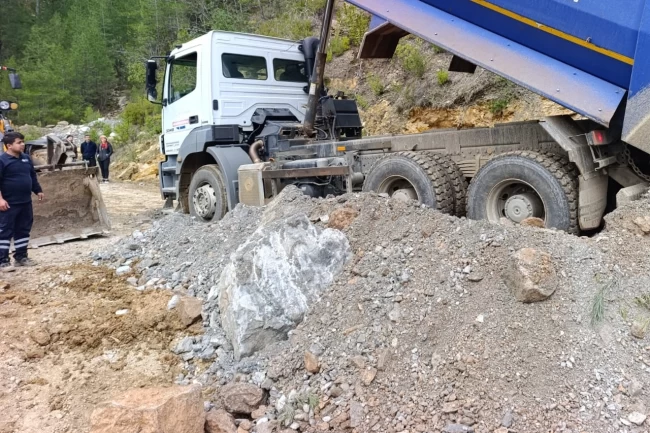 Alanya'da heyelan ve göçük sonrası Büyükşehir'den yoğun mesai