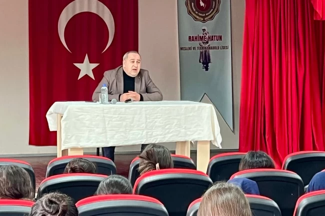 Osmaniye'de gençlere medya uyarısı: Her gördüğünüz bilgiye inanmayın