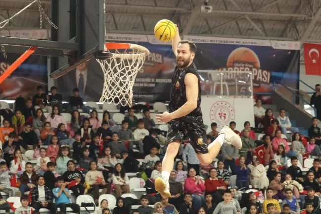 Kocaeli'de Başkan Büyükakın'dan gençlere "Kardeş Pası"