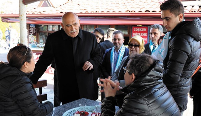 Sahilde gezindi. Vatandaşlarla sohbet..