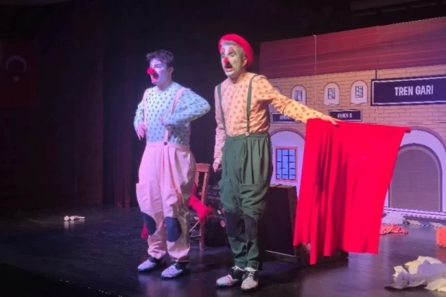 "İki Bavul Dolusu" minik tiyatroseverlerle buluştu