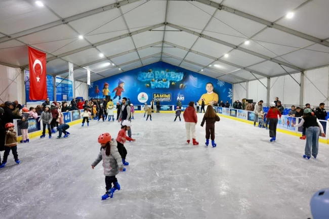 Nevşehir'de buz pateni pisti açıldı