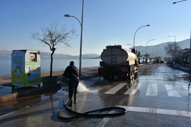 Bursa Gemlik'te Kurşunlu sahilinde fırtına sonrası temizlik