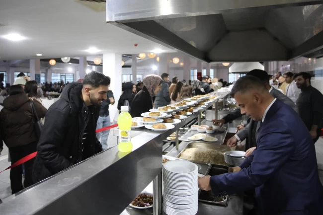 AİÇÜ'de ilk iftar öğrencilerle açıldı