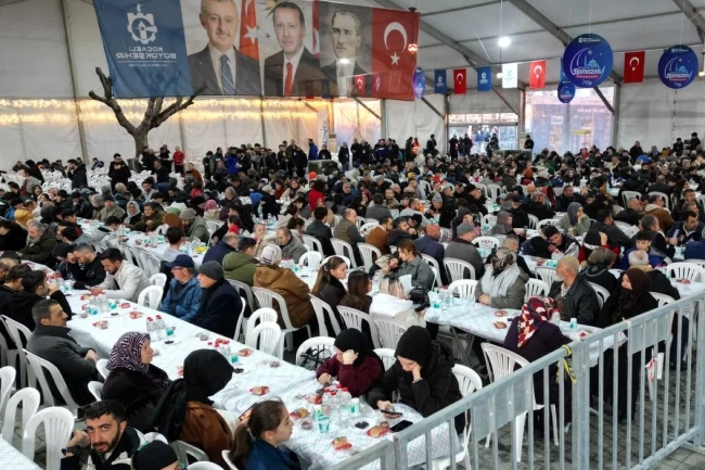Kocaeli Gebze'de ilk İftar binlerce vatandaşla paylaşıldı