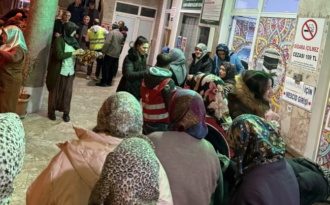 Zafer Partisi Kdz.Ereğli’de Fırat Çakıroğlu anısına lokum dağıttı