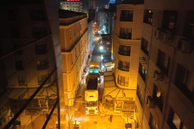 Alsancak'ta altyapısı tamamlanan sokaklar asfaltlanıyor