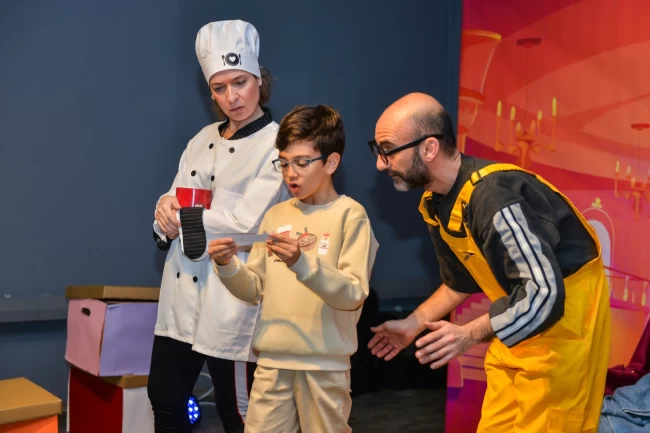 Bursa'da çocuklar "Kayıp Şapka Macerası" ile kahkahaya doydu