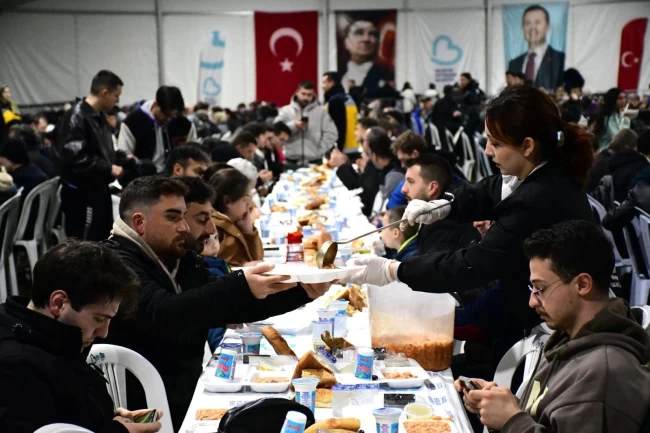 Balıkesir'de iftar çadırı vatandaşları buluşturuyor