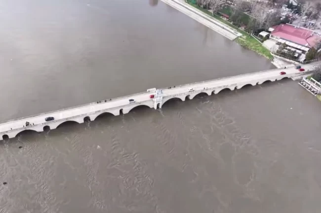 Edirne'de taşkın alarmı! Tunca Köprüsü trafiğe kapatıldı
