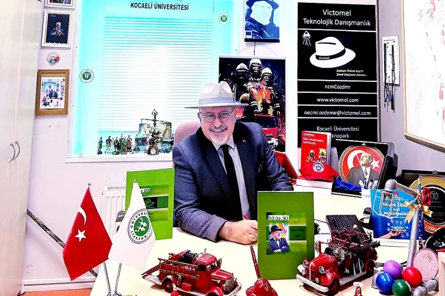 Necmi Özdemir'den 8. eser: "50'de İKİ" kitabı okuyucuyla buluştu