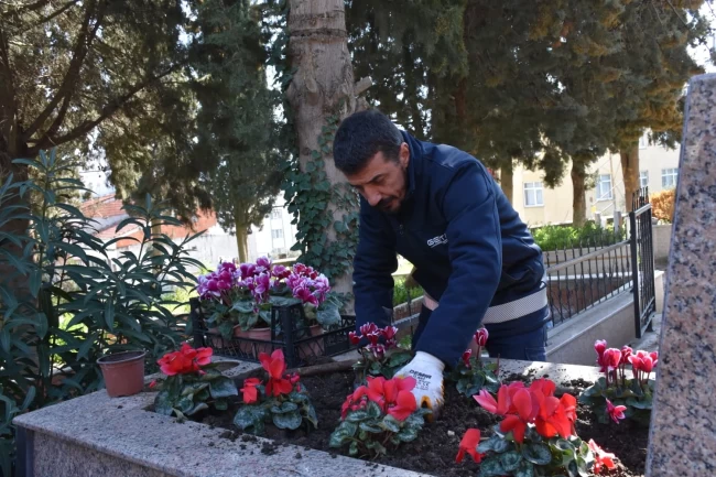 Bursa Gemlik'te şehitliklere titiz bakım