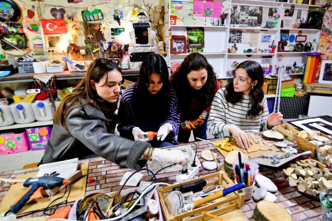 İzmir Bornova'da gençler atıkları sanata dönüştürdü