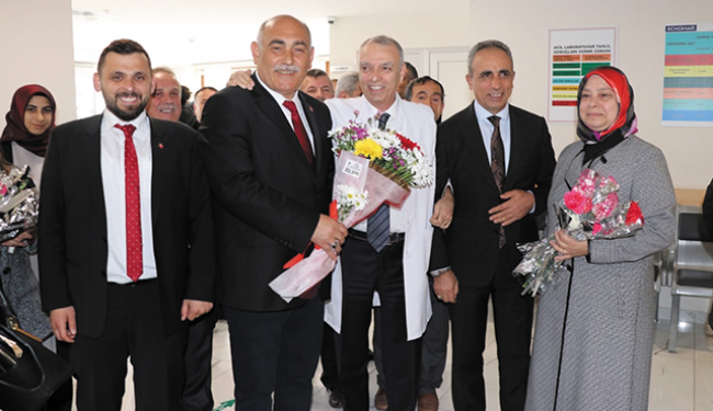 Erol Şahin sağlık çalışanlarının bayramını kutladı.